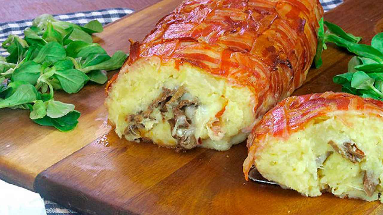 Вкусный пирог с начинкой из картофеля с сыром, беконом и грибами - Бобёр.ру