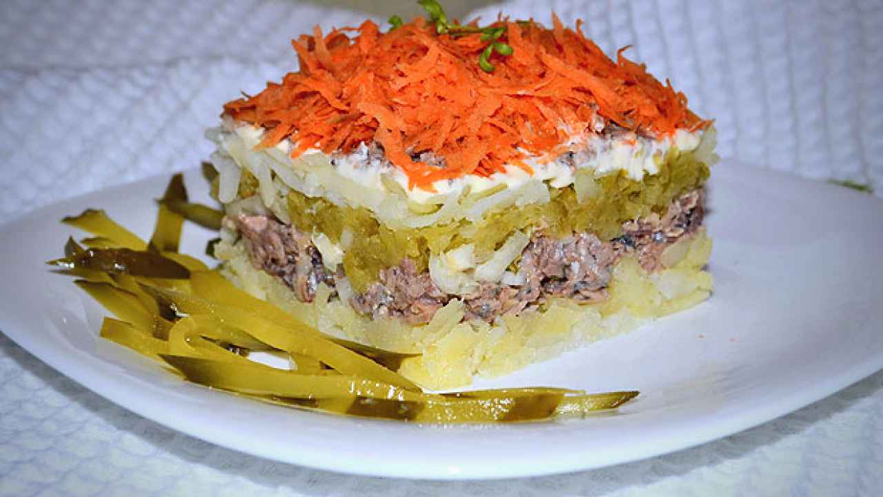 Слоеный салат с рыбными консервами