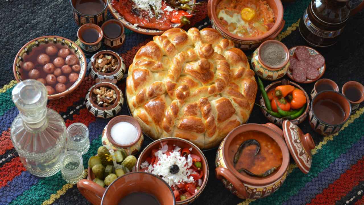 Болгарская кухня: тутманик, чушки и «халява» с баклажанами