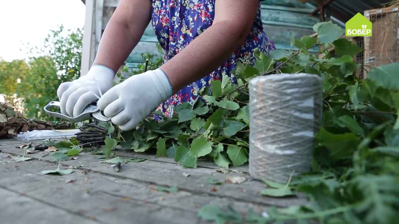 Процесс вязки березового веника