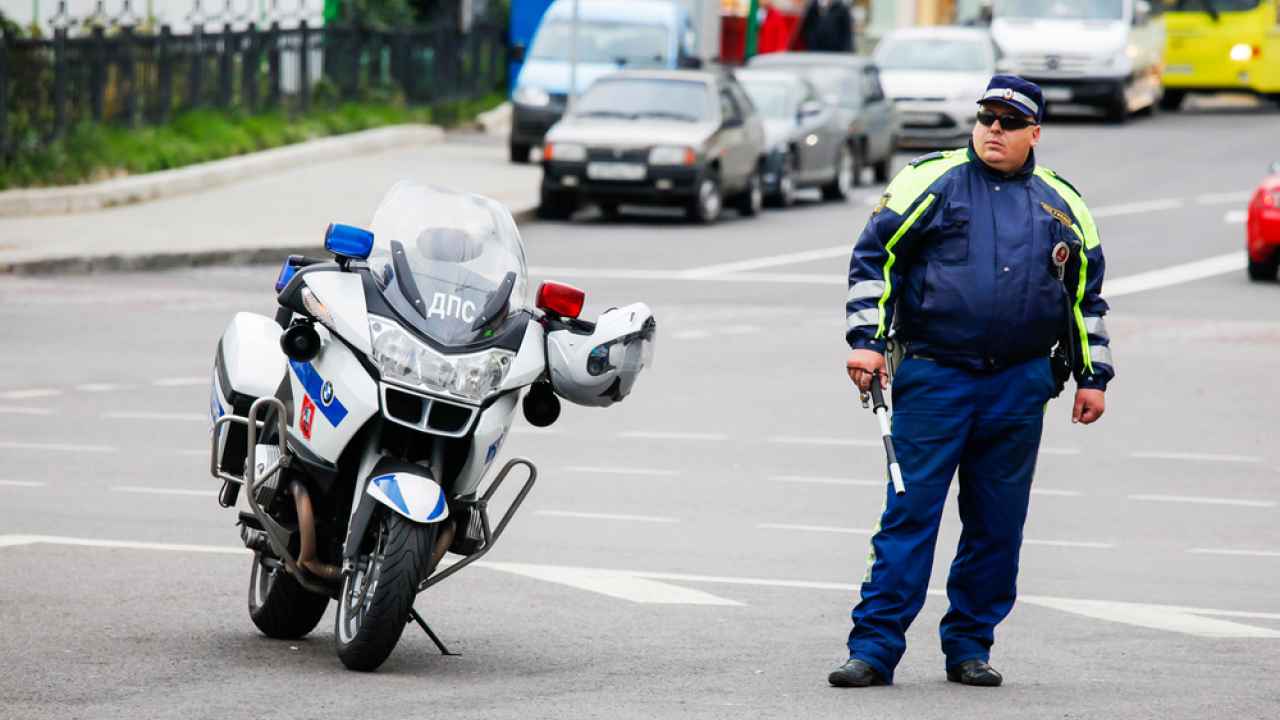 Толстый полицейский на мотоцикле