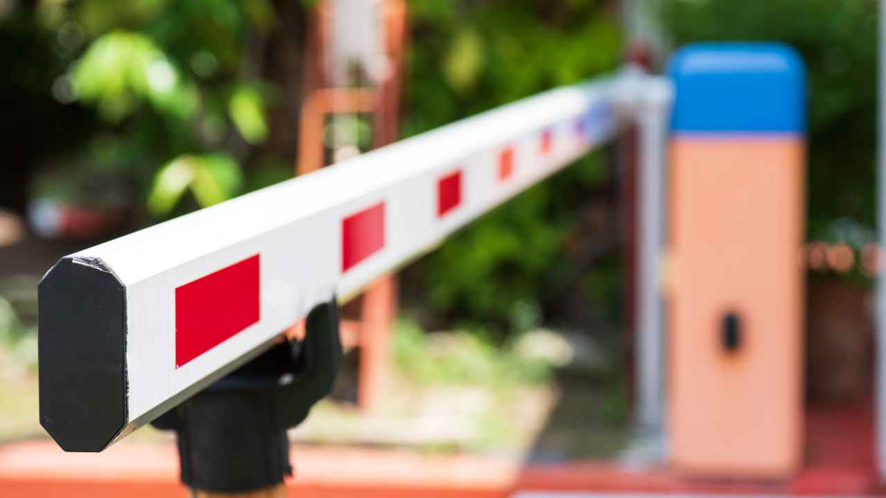 Как установить шлагбаум по закону - Бобёр.ру