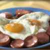 Яичница со шпикачками и картофелем